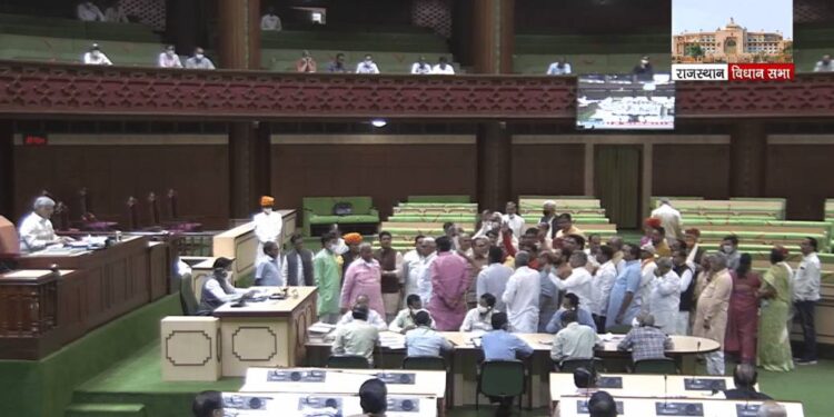 फोन टैपिंग मामले पर विधानसभा में भाजपा का जमकर हंगामा, सदन दो बार स्थगित