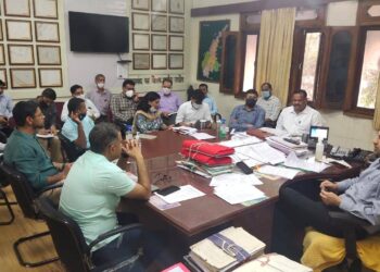 आचार संहिता को लेकर जिला निर्वाचन अधिकारी ने ली बैठक, चुनाव से जुड़े सभी कार्मिकों को लगेगा कोरोना का टीका