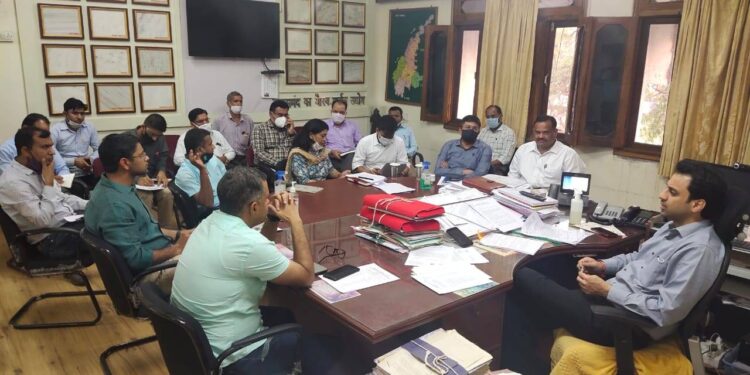 आचार संहिता को लेकर जिला निर्वाचन अधिकारी ने ली बैठक, चुनाव से जुड़े सभी कार्मिकों को लगेगा कोरोना का टीका