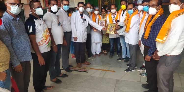 नर्सिंग स्टाफ का सम्मान कर विश्व नर्स दिवस मनाया