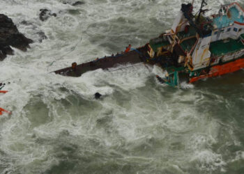 चक्रवात ताउते : मुंबई तट पर जहाज डूबने से 127 लोग लापता, नौसेना ने 146 लोगों को बचाया