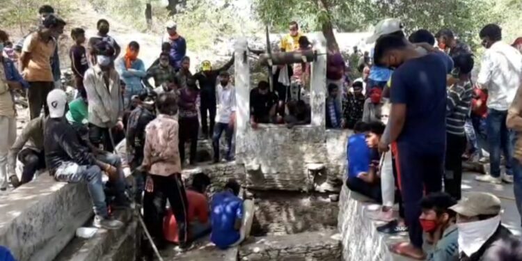 बीमारी से परेशान वृद्ध ने कुए में कूद कर की आत्महत्या