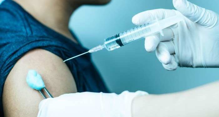 दुनिया में सबसे पहले कोरोना टीका लगवाने वाले पुरुष शेक्सपियर का निधन