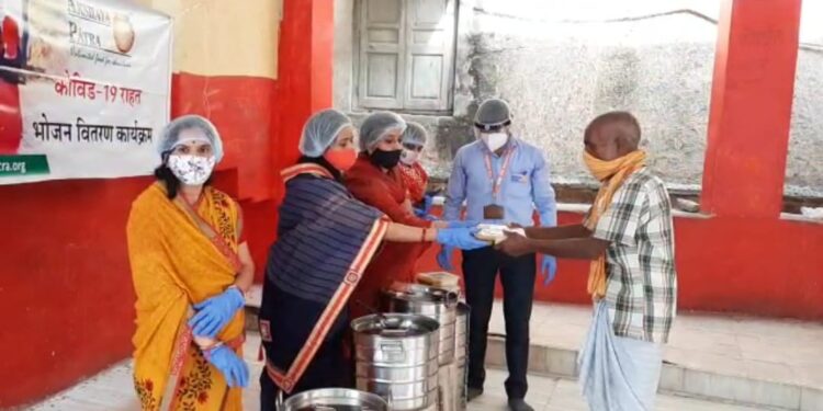 नाथद्वारा नाथूवास भील बस्ती में अक्षयपात्र द्वारा भोजन वितरण
