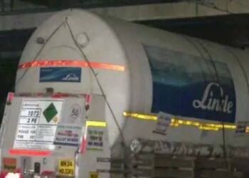 देश की पहली ऑक्सीजन एक्सप्रेस पहुंची महाराष्ट्र