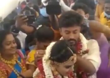 जमीन पर लॉकडाउन तो कपल ने आसमान में रचाई शादी