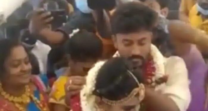 जमीन पर लॉकडाउन तो कपल ने आसमान में रचाई शादी