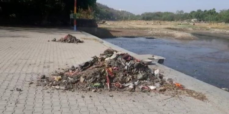 नगर पालिका प्रशासन द्वारा करवाई जा रही बनास नदी की सफाई