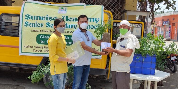 सनराइज एजुकेशनल सोसायटी ने नीम के 151 निःशुल्क पौधे वितरित किए