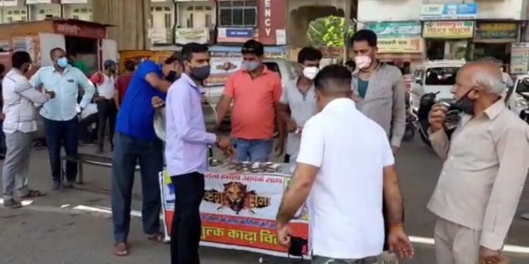 बस स्टैंड पर श्रीजी ट्यूर एंड टेक्सी यूनियन के सदस्यों ने पिलाया आयुर्वेदिक काढ़ा