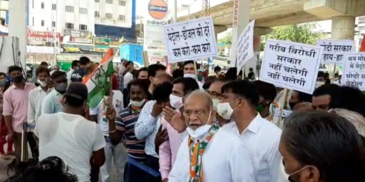 पेट्रोल व डीजल की कीमतों में वृद्धि को लेकर नगर कांग्रेस ने बस स्टैंड स्थित पेट्रोल पंप पर किया प्रदर्शन