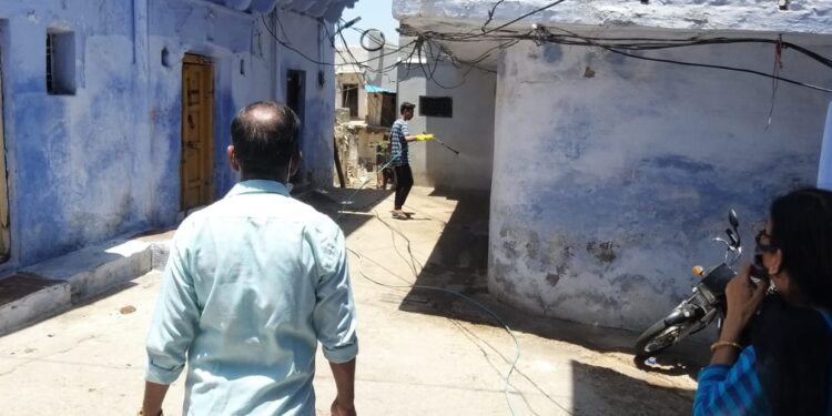 श्रीनाथजी मंदिर के पीछे के क्षेत्र में किया गया सेनिटाइजेशन का कार्य