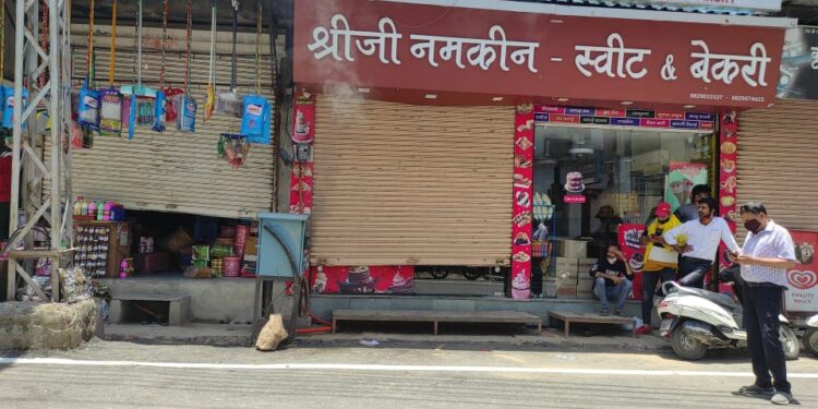 बिजली कनेक्शन बोक्स से निकला  धुआं, लोग हुए चिंतित