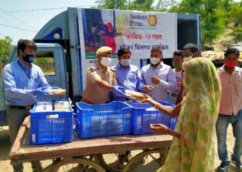 अक्षय पात्र फाउंडेशन द्वारा कच्ची बस्ती में भोजन वितरण