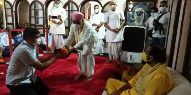 मंदिर मंडल द्वारा किया गया कोरोना में सेवाएं प्रदान करने वालों का सम्मान, विशाल बावा ने दिया आशीर्वाद