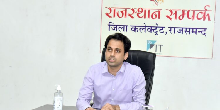 जिला कलक्टर ने अधिकारियों को कोरोना प्रभावित परिवारों को योजनाओं से जोड़ने के दिये आदेश