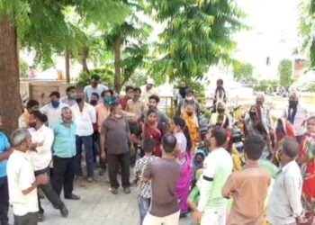 बस स्टैंड एलिवेटेड पुलिया नीचे से हटाए जाने को लेकर सब्जी व नाश्ता विक्रेताओं ने किया उपखंड कार्यालय पर प्रदर्शन