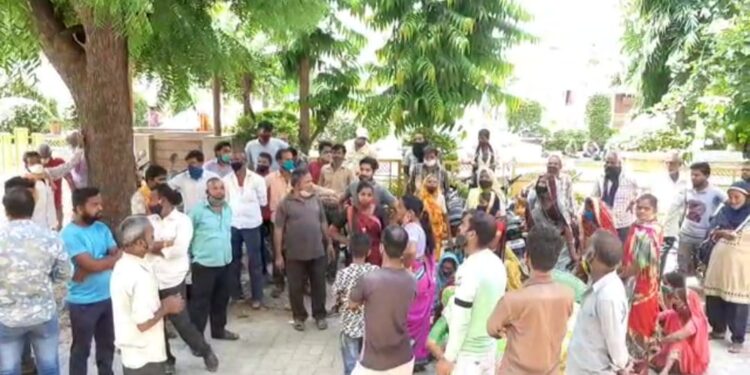 बस स्टैंड एलिवेटेड पुलिया नीचे से हटाए जाने को लेकर सब्जी व नाश्ता विक्रेताओं ने किया उपखंड कार्यालय पर प्रदर्शन