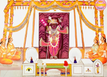 श्रीनाथजी में आज केसरी धोती-पटका व श्वेत मोर चन्द्रिका के श्रृंगार