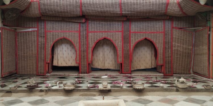 प्रभु द्वारकाधीश बिराजे खस खाने में