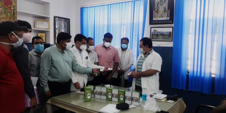 लायन्स क्लब वल्लभा ने चिकित्सालय में उपकरण भेंट कर मनाया स्थापना दिवस