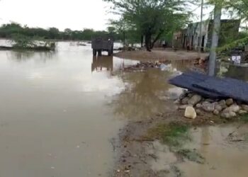 तेज बारिश के कारण नेनपुरिया गाडोलिया बस्ती का रास्ता हुआ जाम