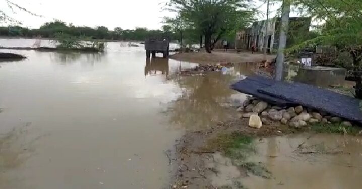 तेज बारिश के कारण नेनपुरिया गाडोलिया बस्ती का रास्ता हुआ जाम