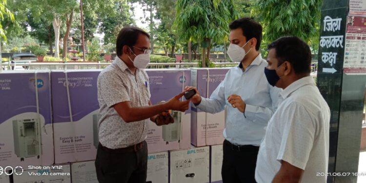 अजीम प्रेमजी फाउंडेशन  ने भेंट किये 13 ऑक्सीजन कंसंट्रेटर व 100 पल्स ऑक्सीमीटर