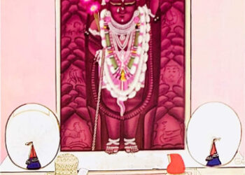 श्रीनाथजी में आज गुलाबी परधनी और मोती का कतरा के श्रृंगार दर्शन