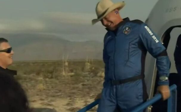 जेफ बेजोस 11 मिनट की स्पेस यात्रा कर वापस लौटे धरती पर