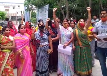 लालबाग के वार्ड 38 में फैली गंदगी व पेयजलापूर्ति से परेशान महिलाएं पहुँची उपखंड कार्यालय