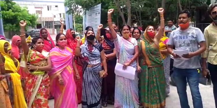 लालबाग के वार्ड 38 में फैली गंदगी व पेयजलापूर्ति से परेशान महिलाएं पहुँची उपखंड कार्यालय