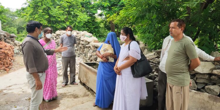 जिले में स्क्रब टाईफस के केस मिलने पर पहुंचे डिप्टी सीएमएचओ