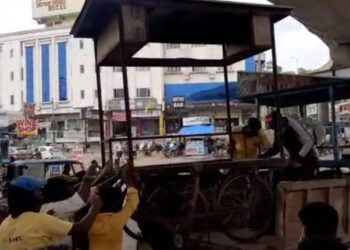 नाथद्वारा : बस स्टैंड स्थित एलिवेटेड पुलिया के नीचे से बंद पड़े केबिनों को हटाया गया