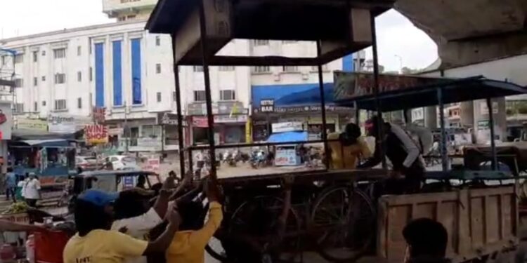 नाथद्वारा : बस स्टैंड स्थित एलिवेटेड पुलिया के नीचे से बंद पड़े केबिनों को हटाया गया