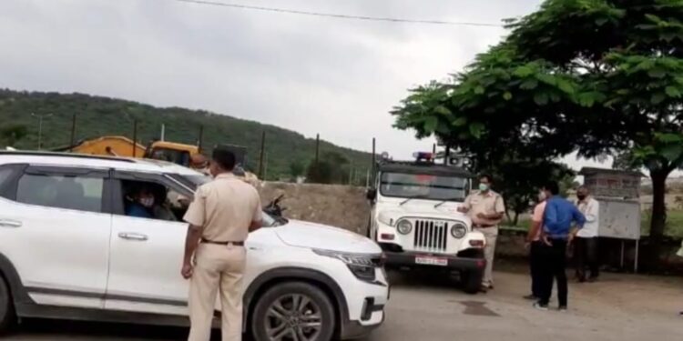 नाथद्वारा पुलिस ने त्रिनेत्र सर्कल पर महामारी एक्ट और एमवी एक्ट में बनाए चालान