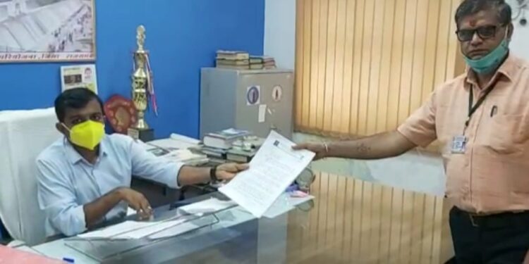 श्रीनाथ कॉलोनी में गंदे पानी की समस्या को लेकर उपखंड अधिकारी को सौंपा ज्ञापन