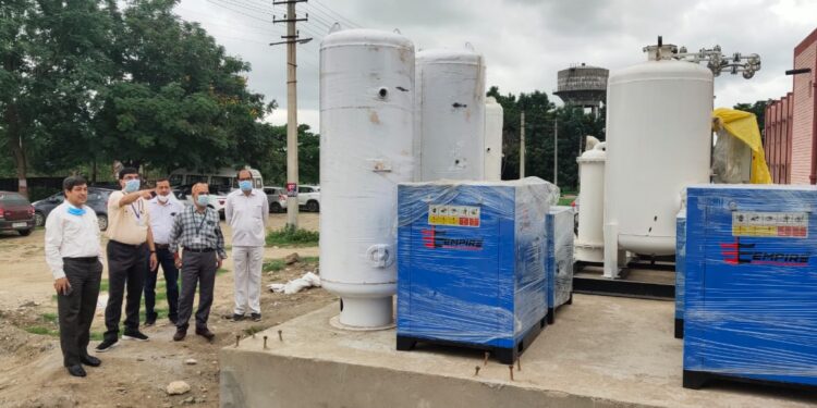 कोरोना की संभावित तीसरी लहर को लेकर आर.के जिला चिकित्सालय का उपनिर्देशक ने लिया जायजा