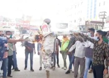 अखिल भारतीय क्षत्रिय महासभा ट्रस्ट ने बस स्टैंड पर फूंका कटारिया का पुतला, तहसीलदार को दिया ज्ञापन