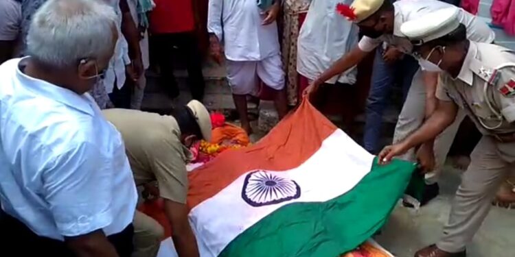 राजकीय सम्मान के साथ हुआ एएसआई नारायण सिंह का अंतिम संस्कार