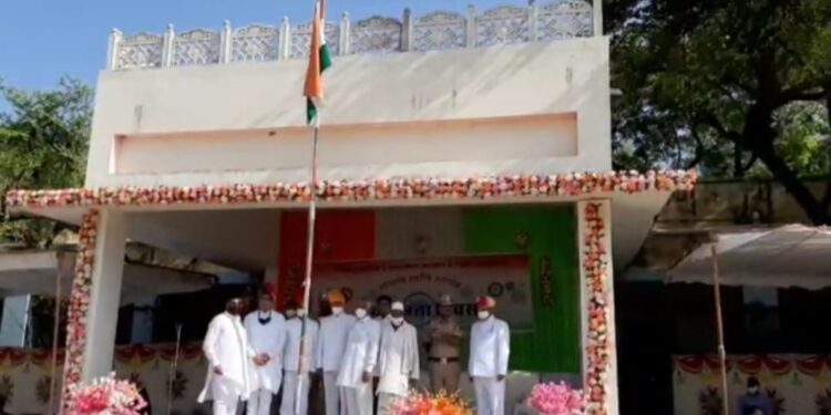 हायर सेकंडरी स्कूल में 75वें स्वतंत्रता दिवस के अवसर पर सादगी के साथ आयोजित हुआ उपखंड स्तरीय कार्यक्रम