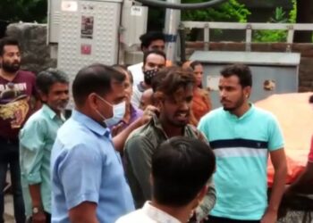 इंदिरा रोड पर साईड देने की बात को लेकर हुआ झगड़ा, कारचालक को बाइक सवार युवकों ने मारा चाकू