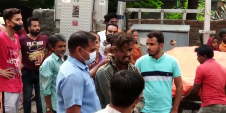 इंदिरा रोड पर साईड देने की बात को लेकर हुआ झगड़ा, कारचालक को बाइक सवार युवकों ने मारा चाकू