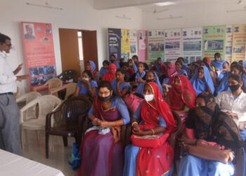 खमनोर में आयोजित आशा संवाद में सीएमएचओ द्वारा विभिन्न योजनाओं पर चर्चा कि गई