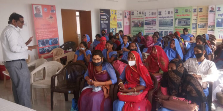 खमनोर में आयोजित आशा संवाद में सीएमएचओ द्वारा विभिन्न योजनाओं पर चर्चा कि गई