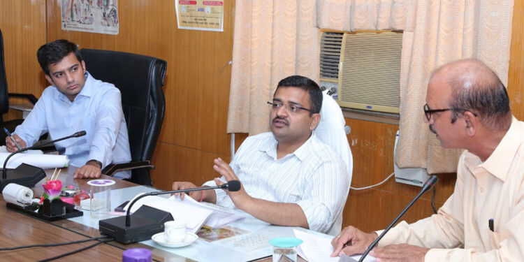 निर्धारित लक्ष्यानुरूप कार्य करें – जिला कलक्टर सक्सेना