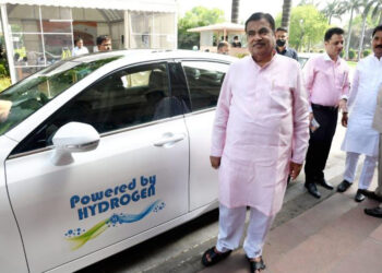 ग्रीन हाइड्रोजन से चलने वाली कार ‘मिराई’ में संसद पहुंचे नितिन गडकरी