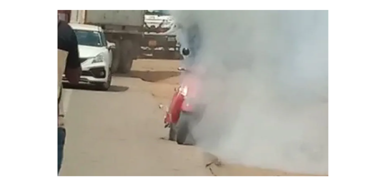 इलेक्ट्रिक स्कूटर में लगी आग, एक सप्ताह में चौथा हादसा