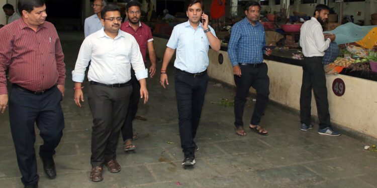 जिला कलक्टर ने सब्जी मंडी का किया निरीक्षण