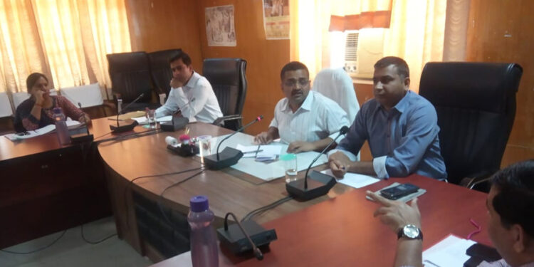 सम्पर्क पर दर्ज प्रकरणों का निस्तारण करें- जिला कलक्टर सक्सेना